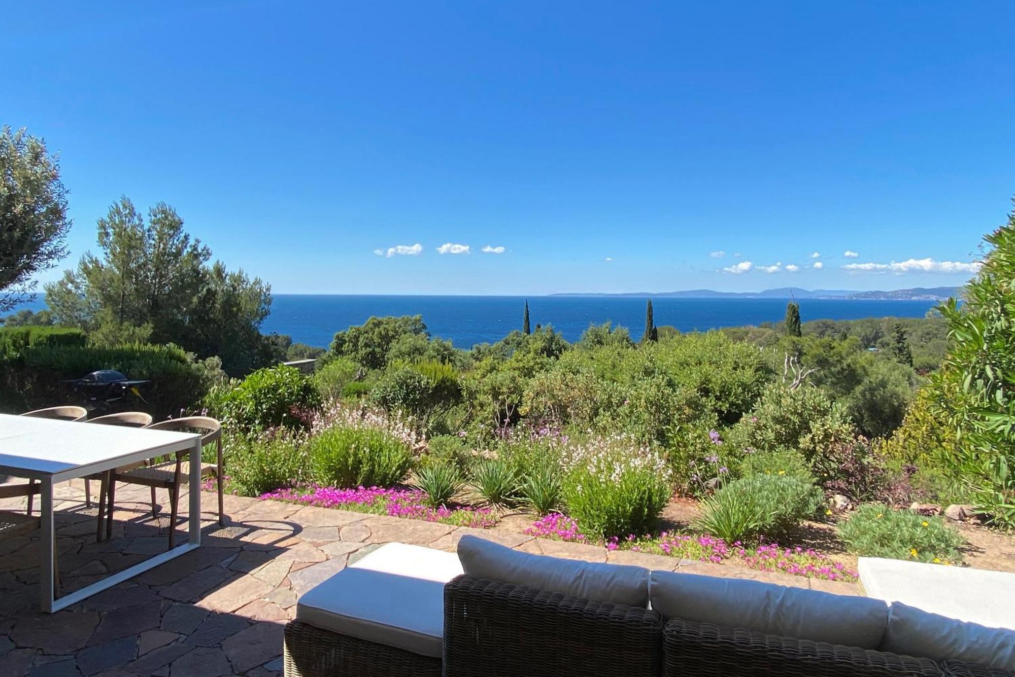 Superbe Petite Moderne Surplombant La Saint-Raphael (Var)